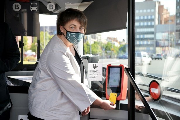 El bitllet senzill de bus ja es pot pagar amb targeta bancària en dues línies de TMB